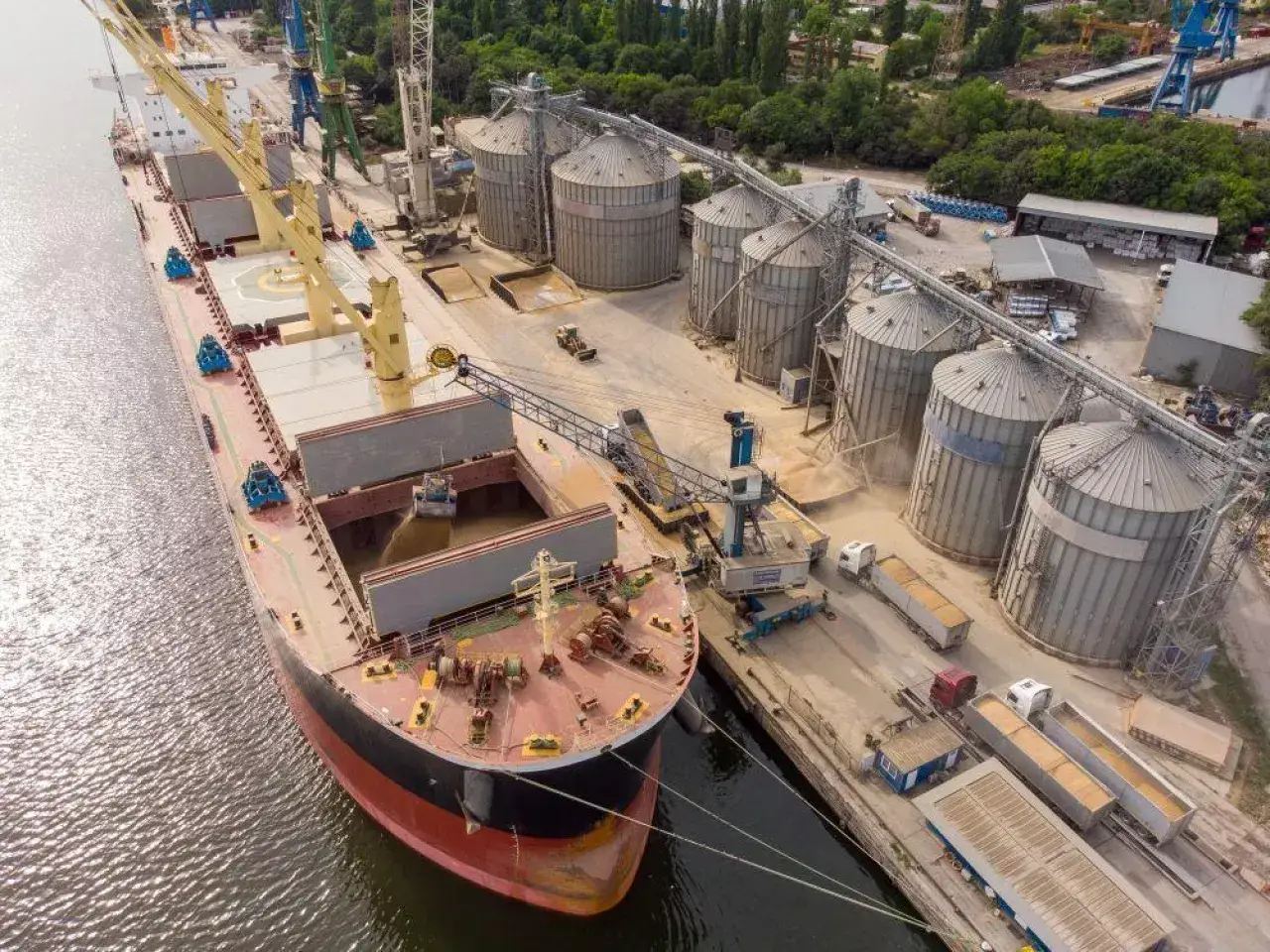 Port w Gdańsku: masowy skup zboża, ładowanie statku. Cena zależy od popytu i podaży.