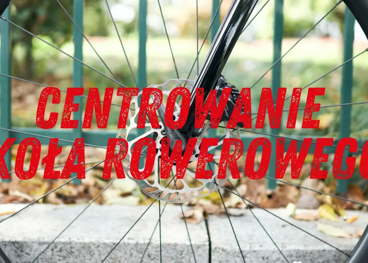 Centrowanie koła rowerowego to sztuka, która wymaga precyzji. Widok zbliżenia na piastę i tarczę hamulcową.
