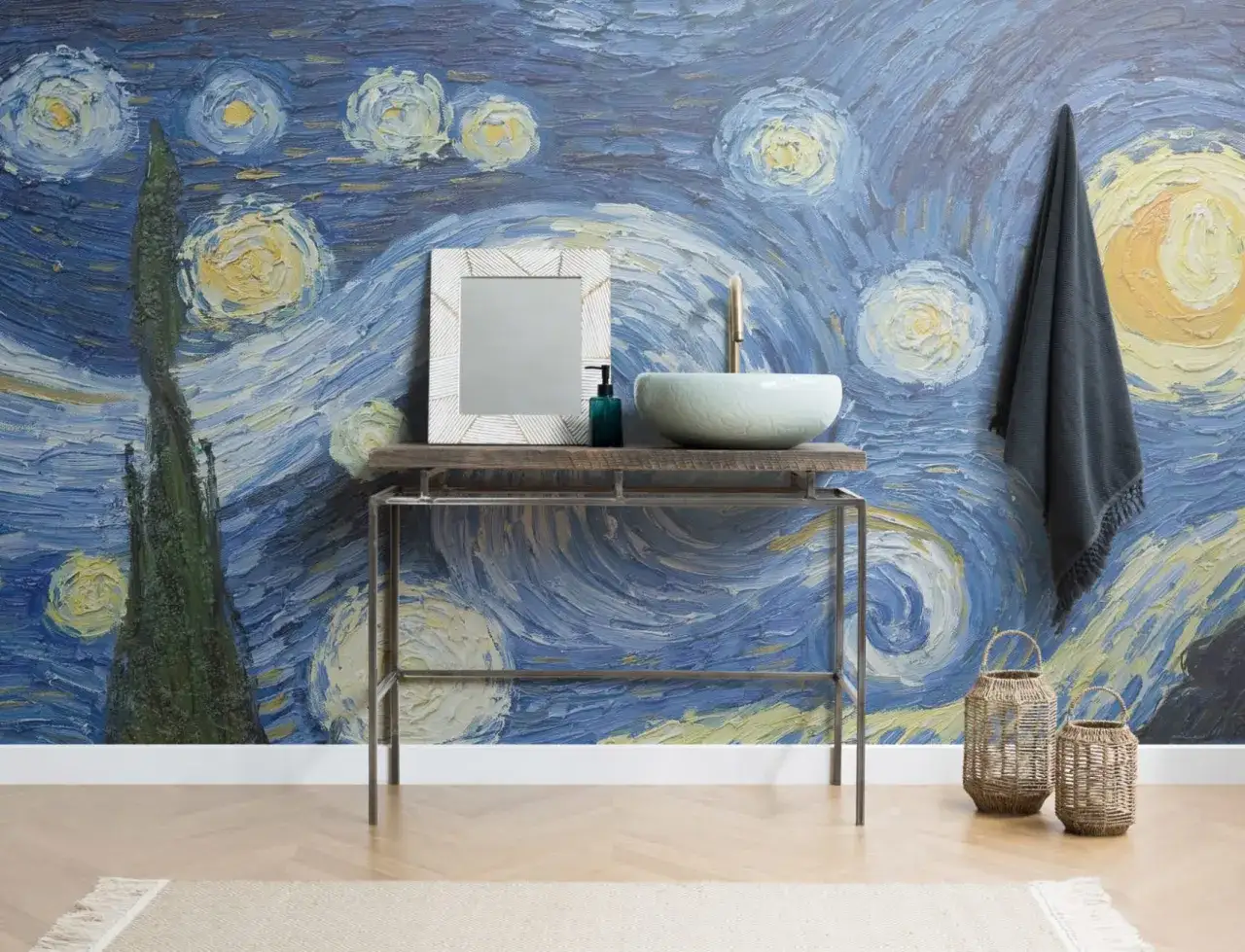 Badrum med tapet inspirerad av Van Goghs Stjärnenatt. Ett smalt konsolbord med handfat och spegel står framför den virvlande natthimlen.