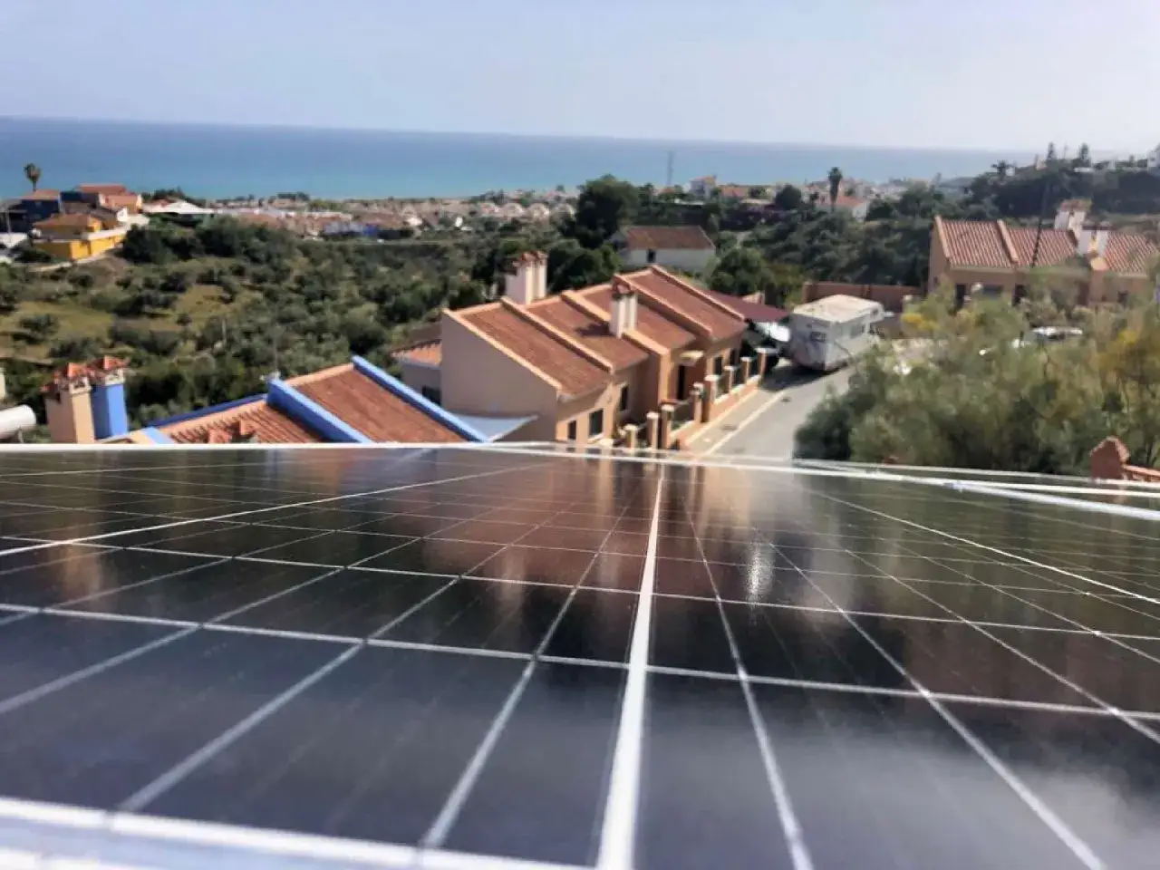 Placas solares en tejado con vistas al mar. ¡Ideal para aprovechar las subvenciones de placas solares en Segovia y ahorrar energía!