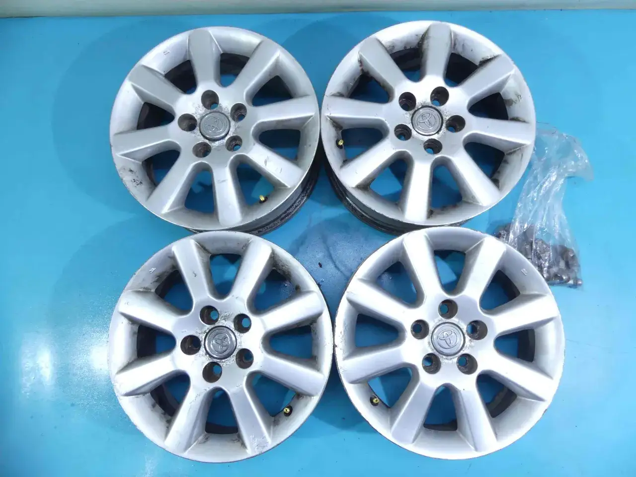 Cztery felgi aluminiowe 16 cali Toyota. Zastanawiasz się, ile waży felga aluminiowa 16? Te felgi są gotowe do montażu.