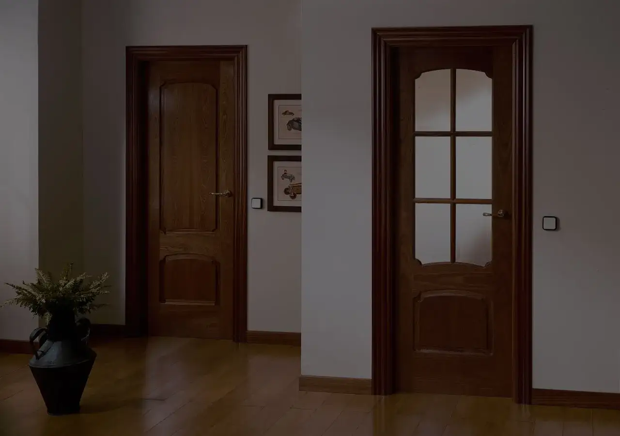 Dos tipos de puertas de madera: una sólida y otra con cristal emplomado.