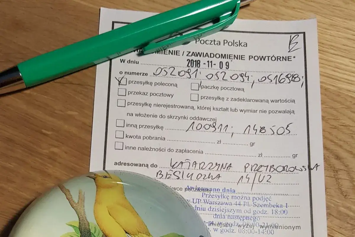 Zawiadomienie Poczty Polskiej o przesyłce poleconej. Dokument nie odpowiada na pytanie, ile czasu ma sąd na wysłanie pozwu do pozwanego.