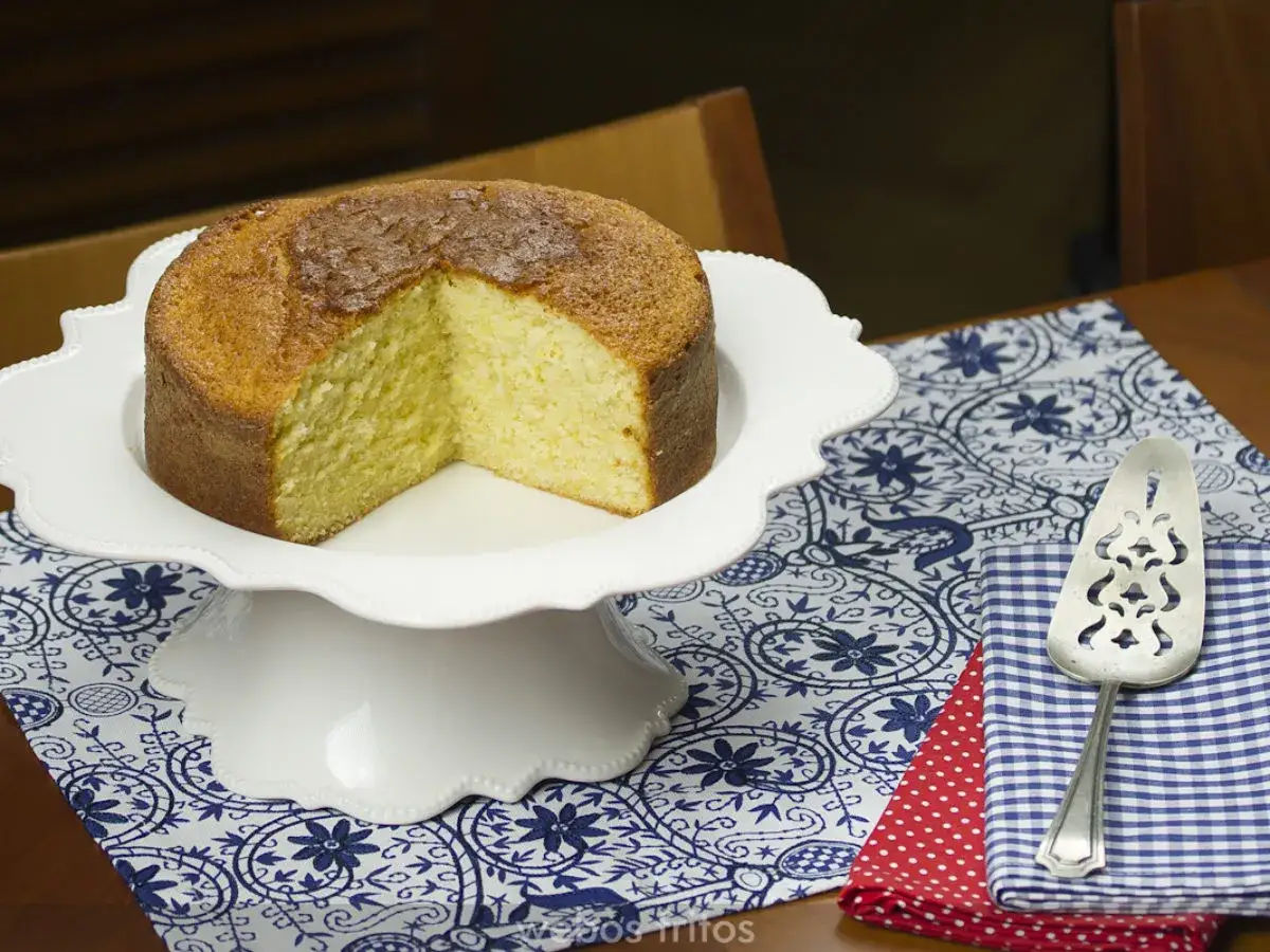 Bizcocho casero reci&eacute;n horneado, perfecto para tu pr&oacute;xima receta. Suave y esponjoso, listo para disfrutar.