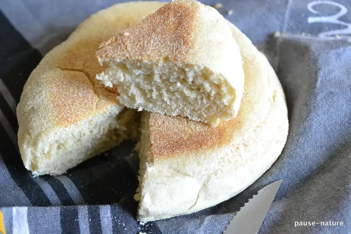 Un pain &agrave; la po&ecirc;le moelleux, id&eacute;al pour une recette facile et rapide. Sa mie a&eacute;r&eacute;e et sa cro&ucirc;te dor&eacute;e invitent &agrave; la d&eacute;gustation.