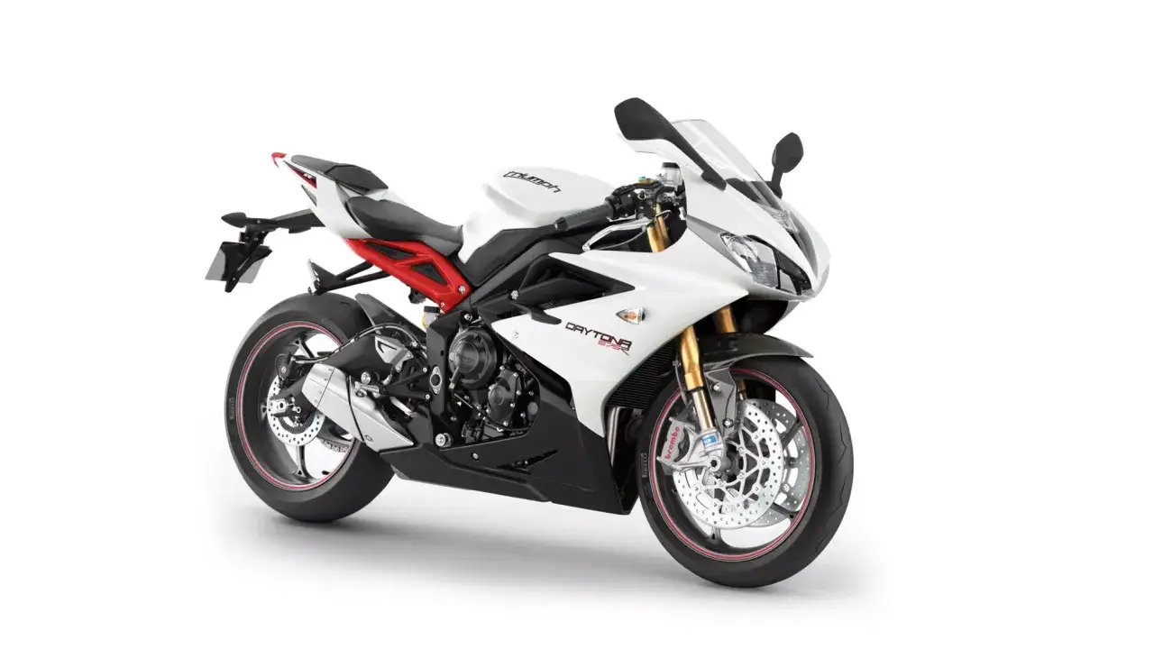 Biały motocykl sportowy Triumph Daytona 675 R. Poznaj jego dane techniczne i poczuj moc.
