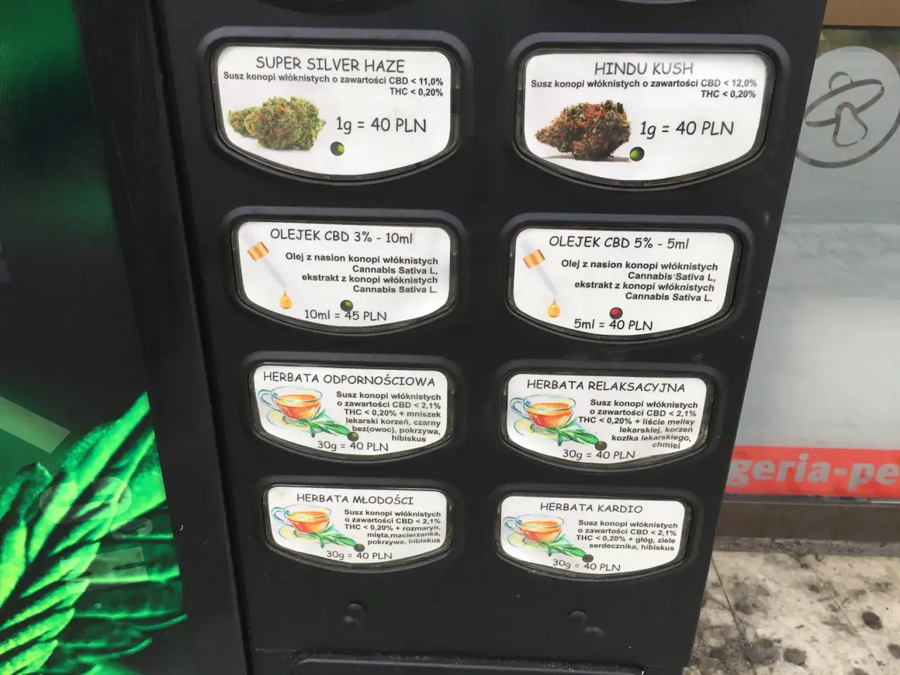 Automaty z konopiami oferują susz, olejki i herbatki. Dostępne odmiany to Super Silver Haze, Hindu Kush, a także herbaty na odporność, relaks, młodość i serce.