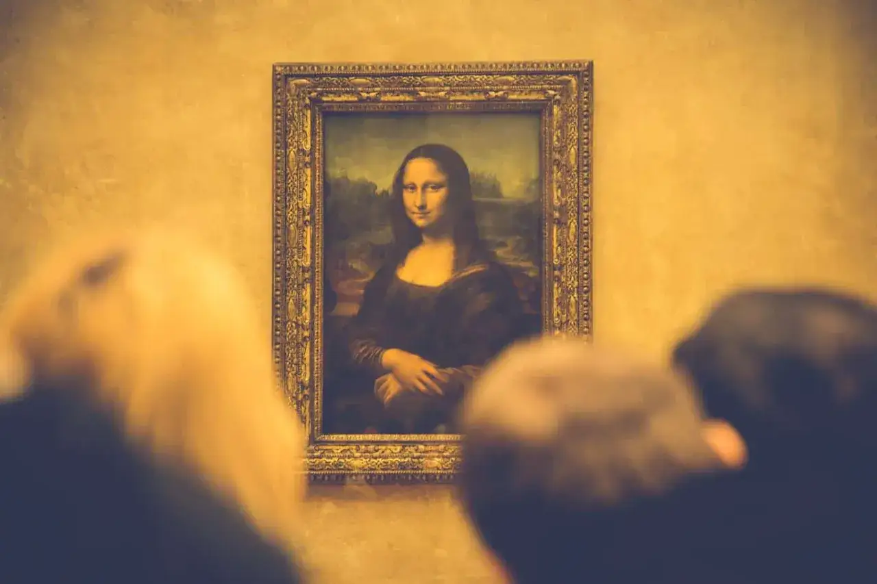 Mona Lisa w złotej ramie, otoczona tłumem. Ciekawe, co kryje jej tajemniczy uśmiech?