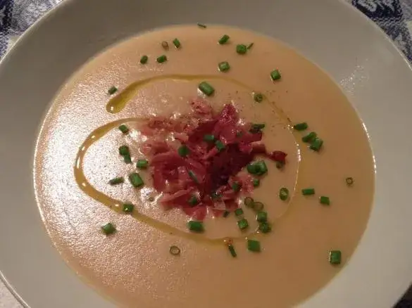 Vellutata porri e patate con crostini e speck
