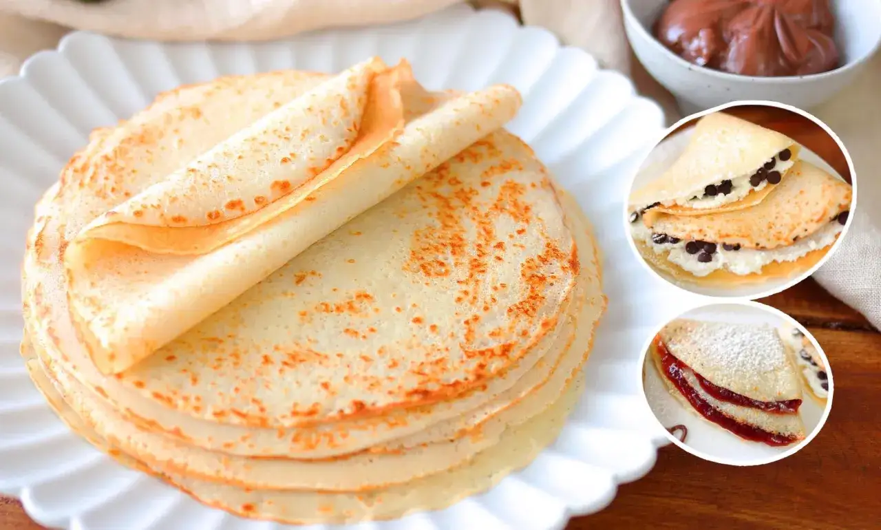 Pila di crepes dolci pronte per essere farcite. Una mostra crepes con panna e gocce di cioccolato, l'altra con marmellata e zucchero a velo.