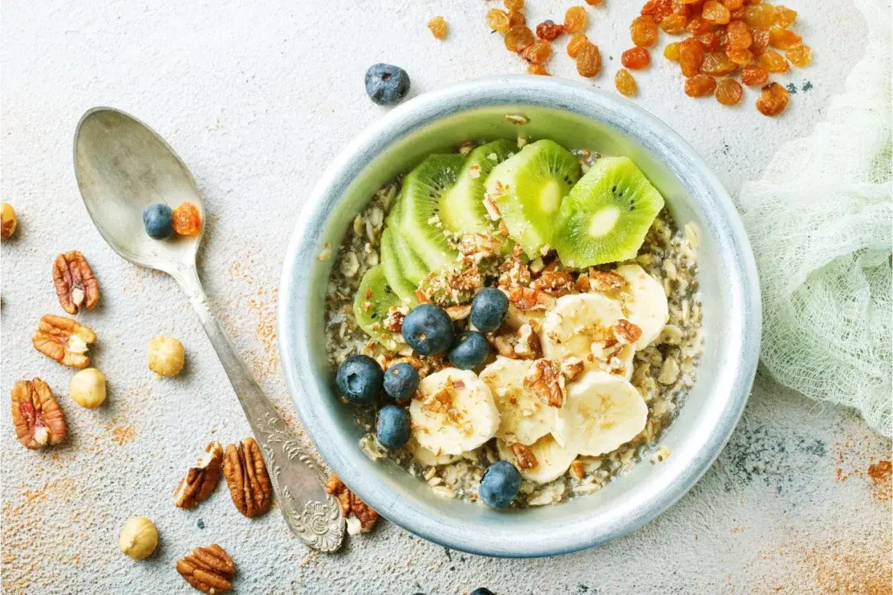Bol de flocons d'avoine avec fruits et noix, une id&eacute;e pour comment se d&eacute;sintoxiquer du sucre.