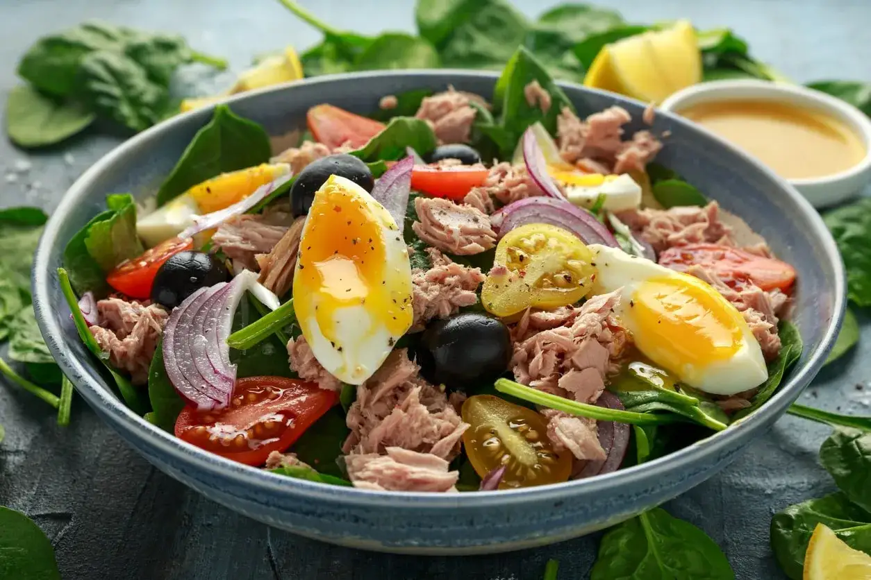 Keto sałatka z tuńczykiem makro