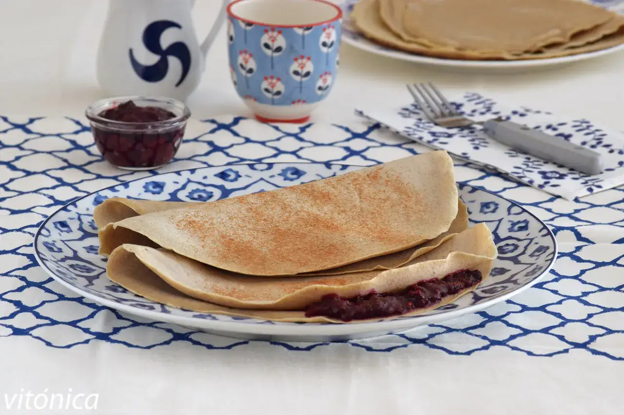 Crepes de alforf&oacute;n, finas y doradas, con mermelada de frutos rojos. Un desayuno delicioso y saludable.