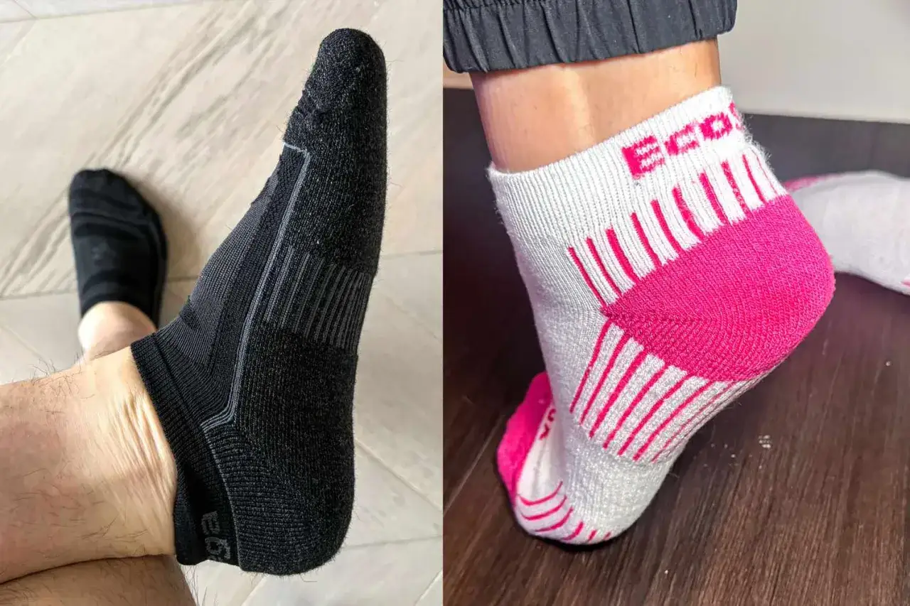 Pies con ampollas por sudor. Calcetines negros y blancos con detalles rosas.