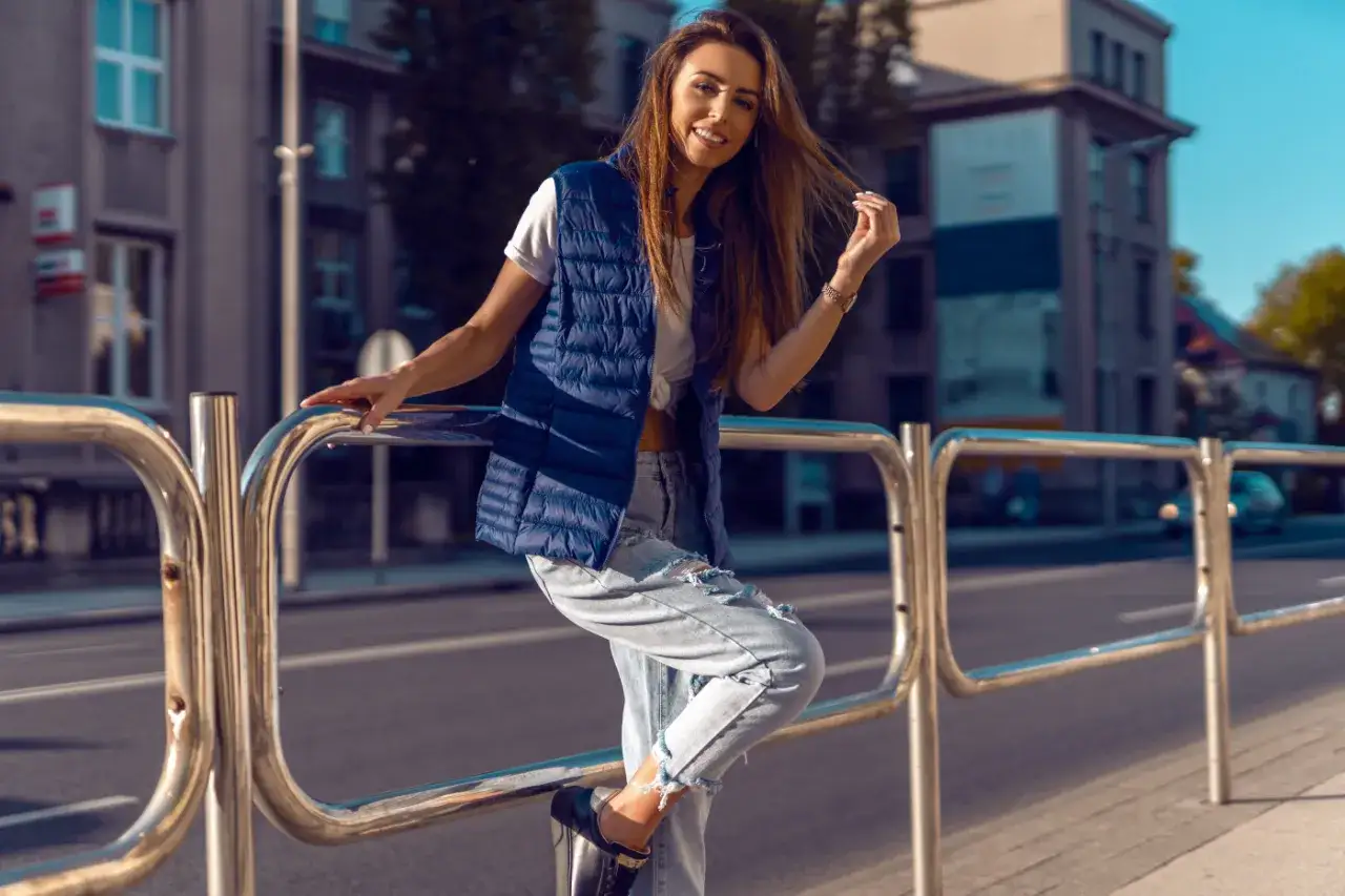 Różne rodzaje bluzek do spodni boyfriend