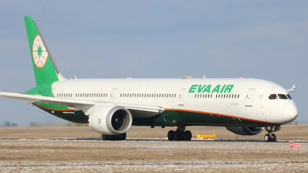 Ein EVA Air Flugzeug auf dem Rollfeld. Zum Gl&uuml;ck gab es keinen EVA Air Absturz, nur ein Flugzeug bereit zum Abflug.