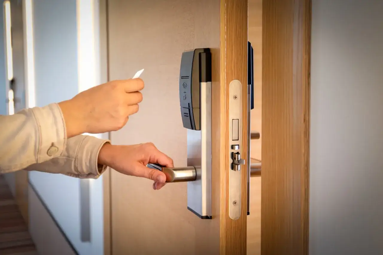 Main tenant utilise une carte pour déverrouiller une porte avec fermeture de porte par électro aimant ou magnétique.