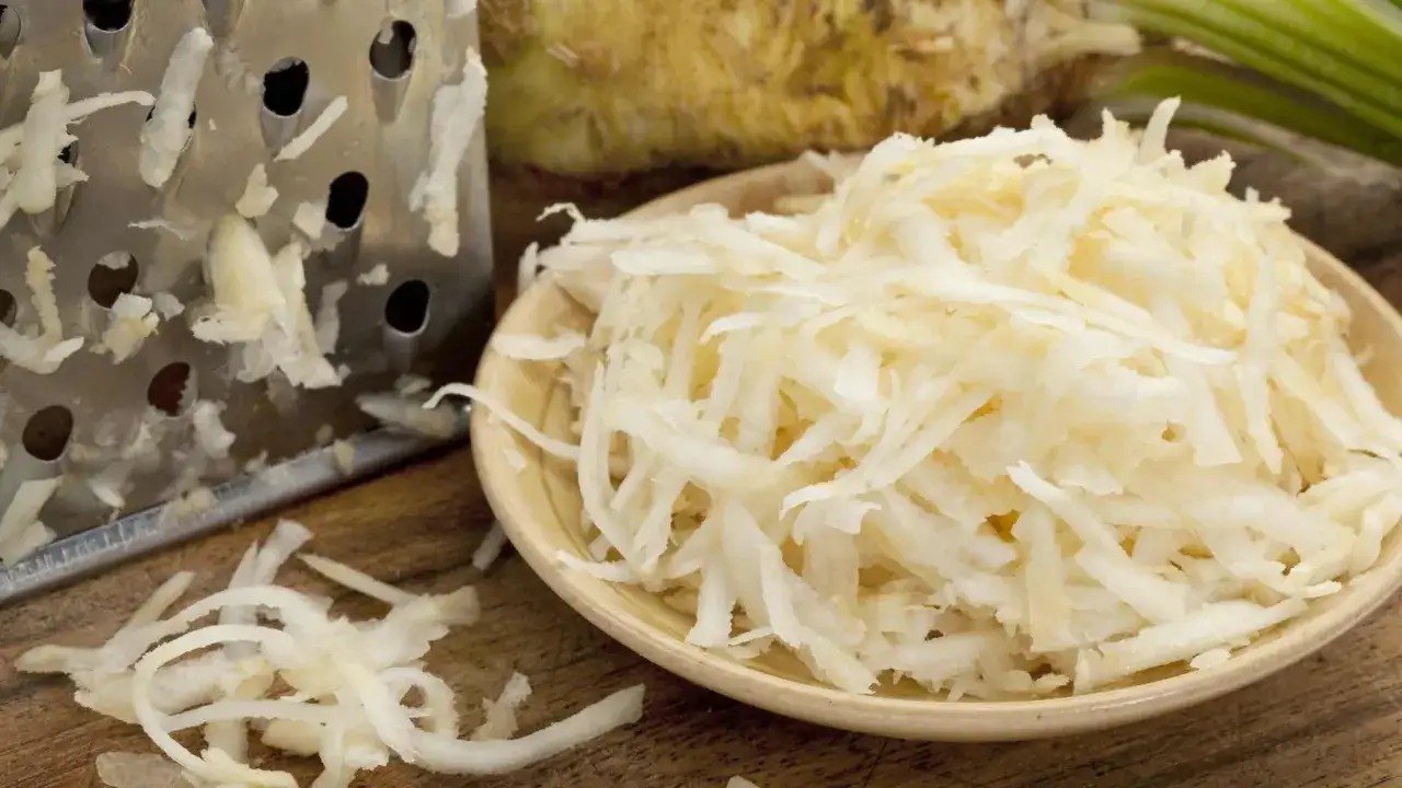 Tarta surówka z selera, świeżo starta na tarce, czeka na doprawienie.