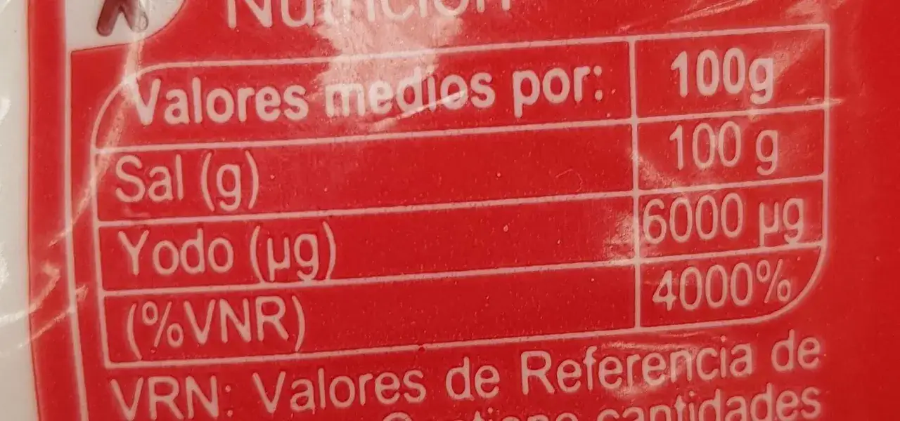 Tabla nutricional: sal (g) 100g, yodo (&micro;g) 6000&micro;g. Indica si es sal yodada o normal.