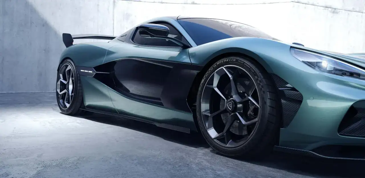 Zielony, elektryczny supersamochód Rimac Nevera z karbonowymi detalami i aerodynamicznym skrzydłem.