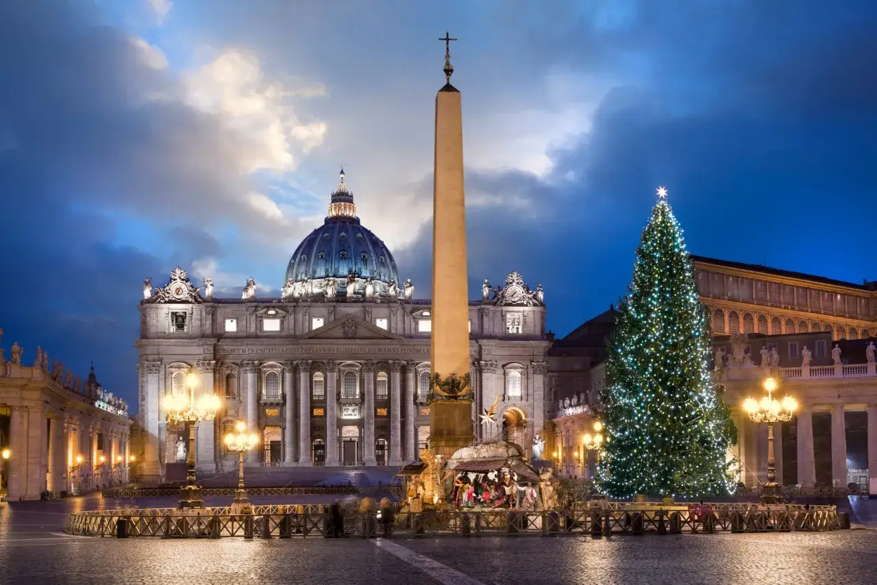 Piazza San Pietro illuminata per l'8 dicembre a Roma, con l'albero di Natale scintillante e il presepe.