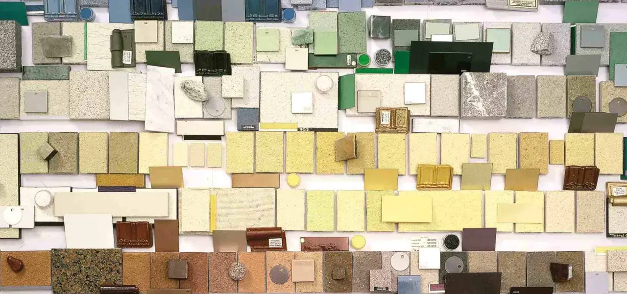 Farbpalette f&uuml;r die Fassade: Muster in Beige-, Gelb- und Gr&uuml;nt&ouml;nen, die f&uuml;r die Auswahl der richtigen Farbe zum Fassade streichen dienen.