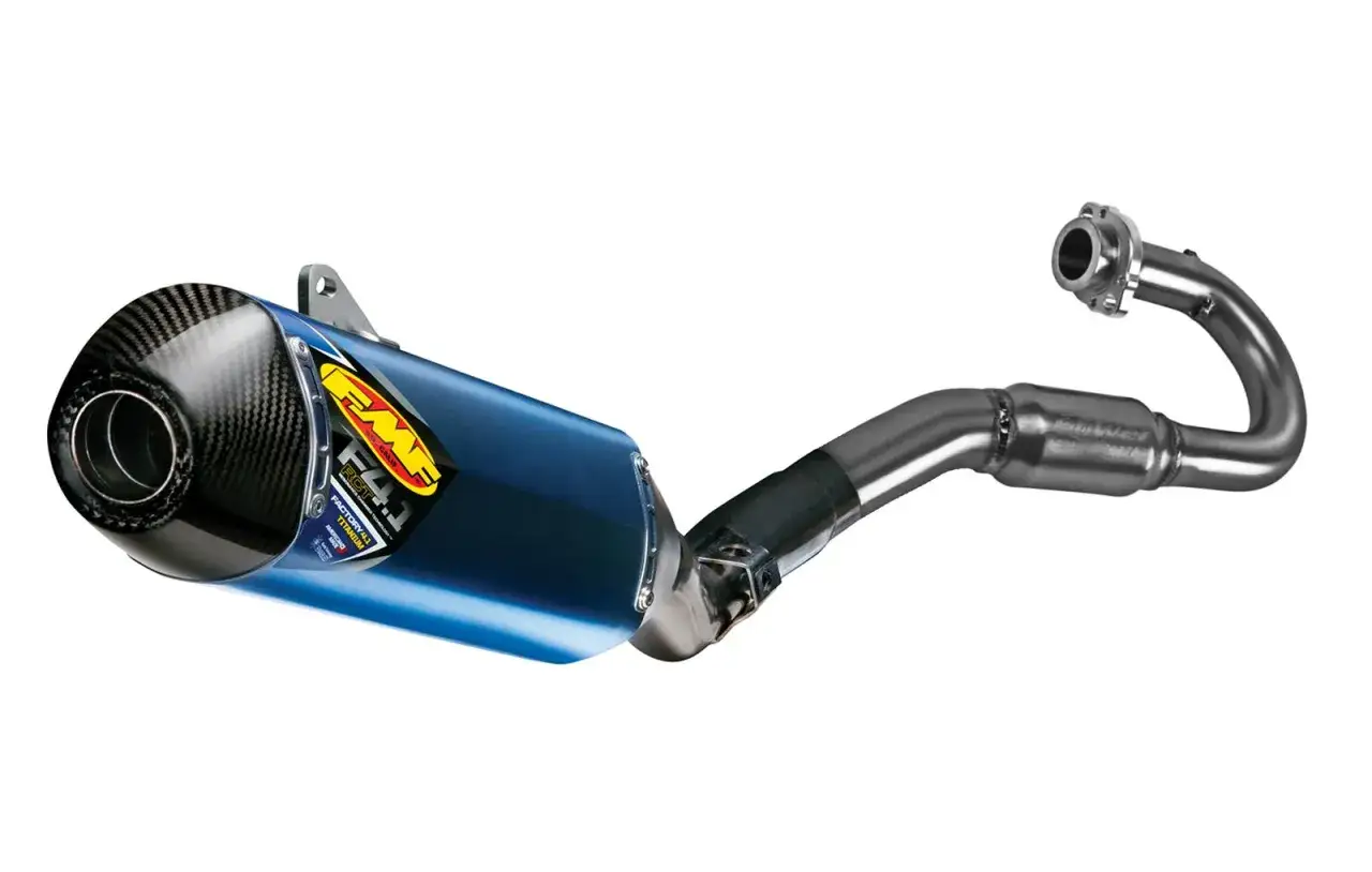 Niebieski tłumik FMF 4.1 z wł&oacute;kna węglowego i tytanu, gotowy do montażu na motocyklu.