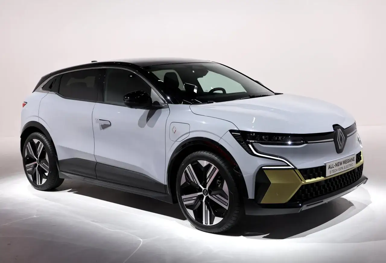 Le futur Renault Mégane, un SUV électrique au design audacieux, se dévoile avec sa silhouette élancée et ses lignes futuristes.