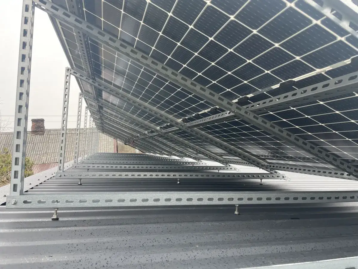 Rząd paneli bifacjalnych zamontowanych na konstrukcji, gotowych do produkcji czystej energii.