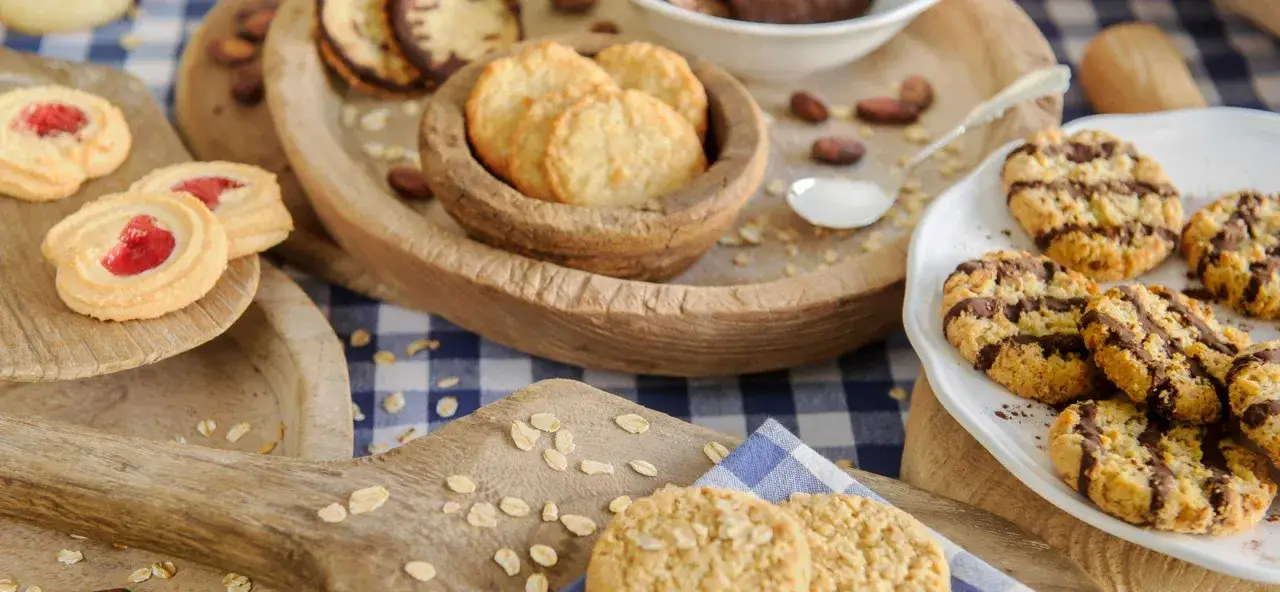 En h&auml;rlig samling hembakade havrekakor, vissa med syltfyllning, andra med choklad. Perfekt f&ouml;r ett mysigt fika. Ett enkelt havrekakor recept att prova!