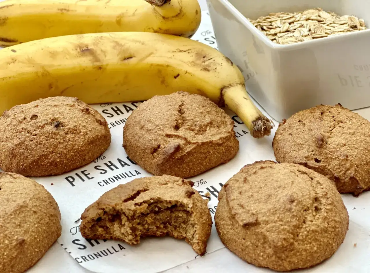 Pyszne ciasteczka owsiane fit z bananami w tle. Idealne na zdrową przekąskę.
