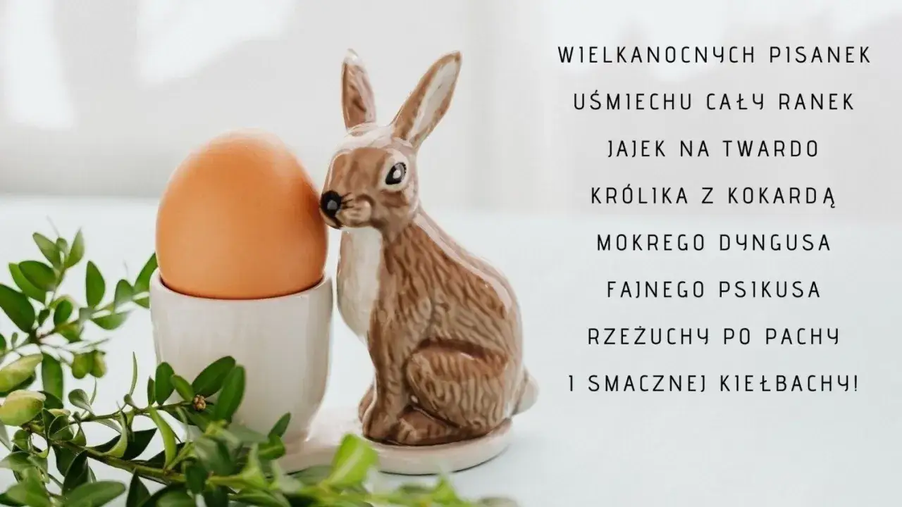Wielkanocny zajączek obok jajka w kieliszku, z zielonymi gałązkami. Tekst zawiera krótkie wierszyki wielkanocne.