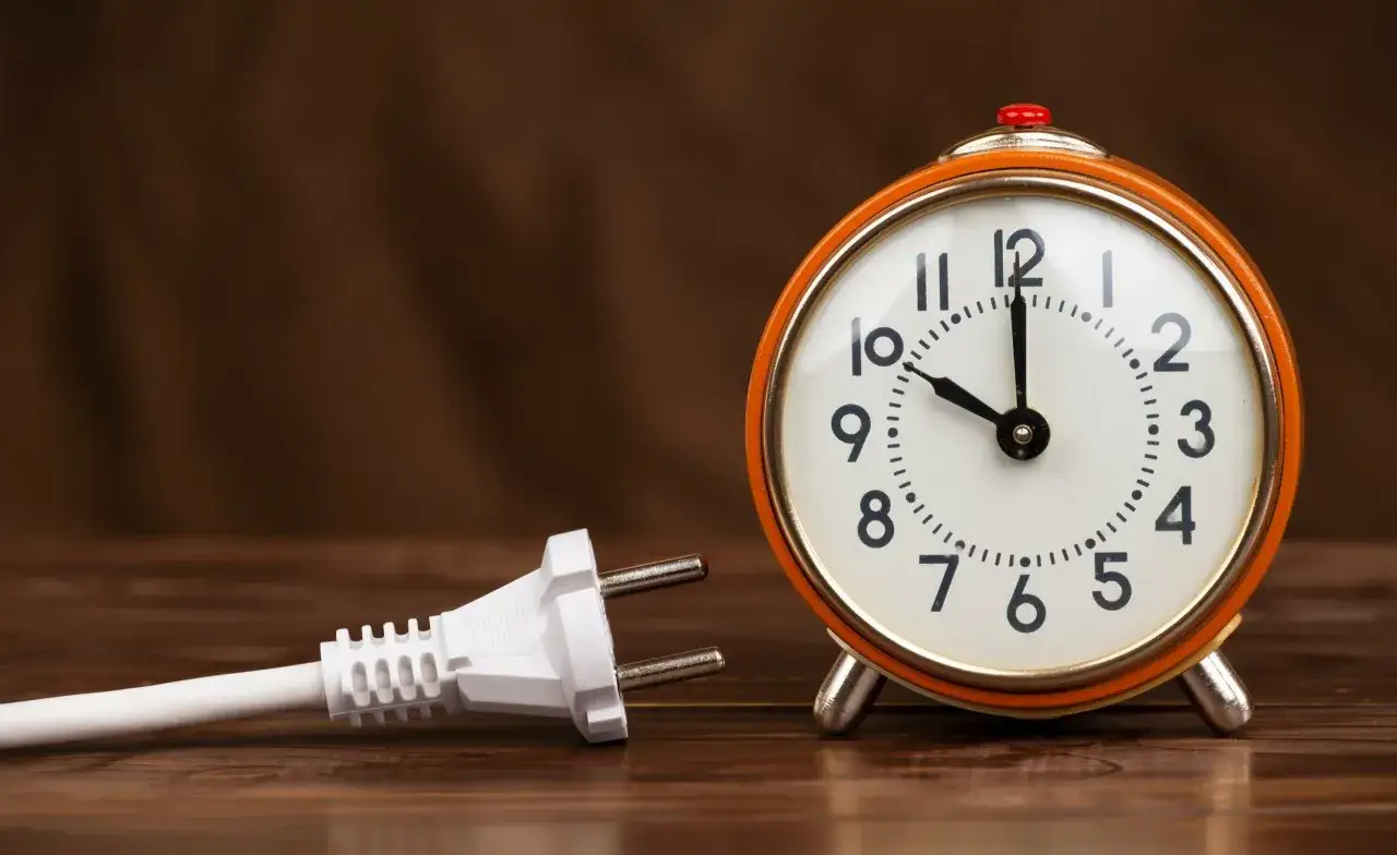 Orologio e spina elettrica, un promemoria per ottimizzare le fasce orarie A2A e risparmiare energia.
