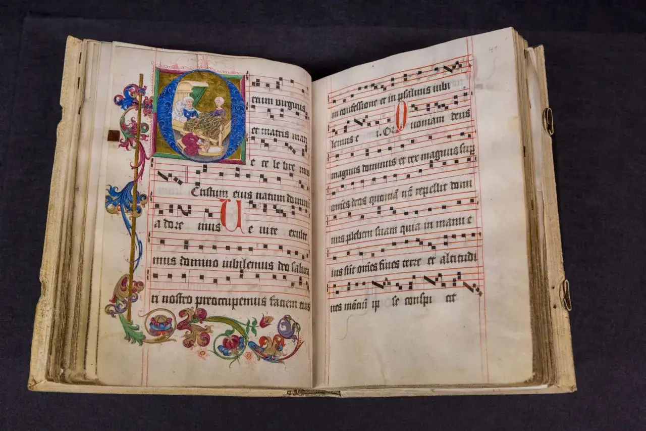 Geistliches Gericht im Mittelalter: Eine illuminiertes Manuskript mit gregorianischem Choral und einer Darstellung der Geburt Christi.