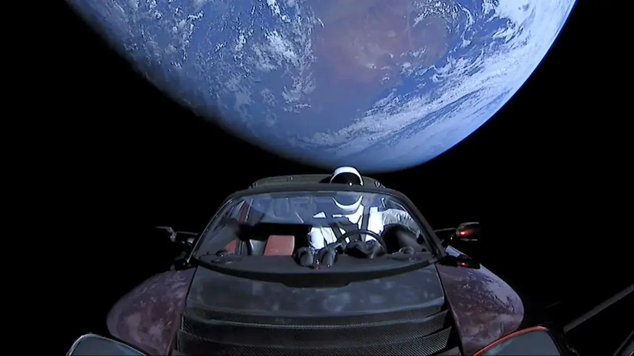 Starman w czerwonym Tesli przemierza kosmos, z Ziemią w tle. Niezwykła podróż w kosmosie.