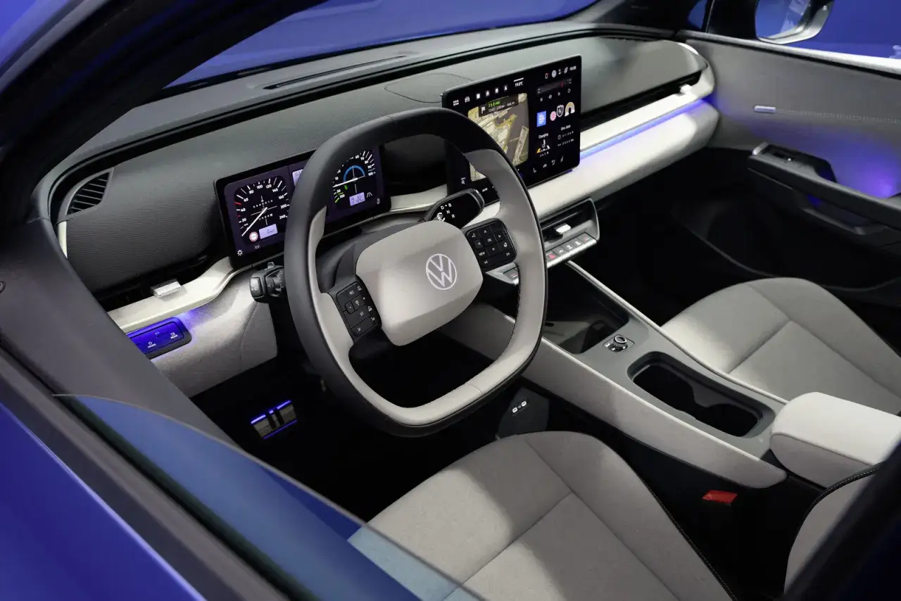 Interi&ouml;ren i en Volkswagen ID.2 med digital instrumentpanel, stor peksk&auml;rm och modern design.