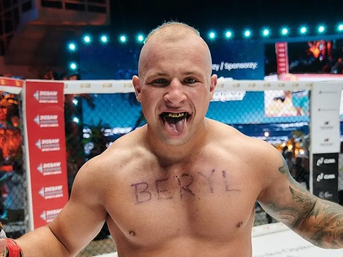 Mateusz Murański urodzony, zawodnik MMA w klatce, z napisem
