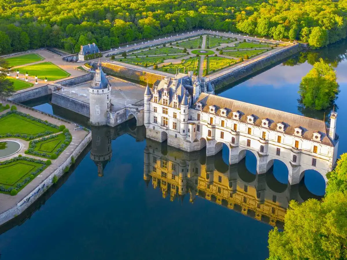 Le château de Chenonceau, joyau des monuments de la Loire, s'étend sur le Cher, reflétant sa splendeur dans l'eau.