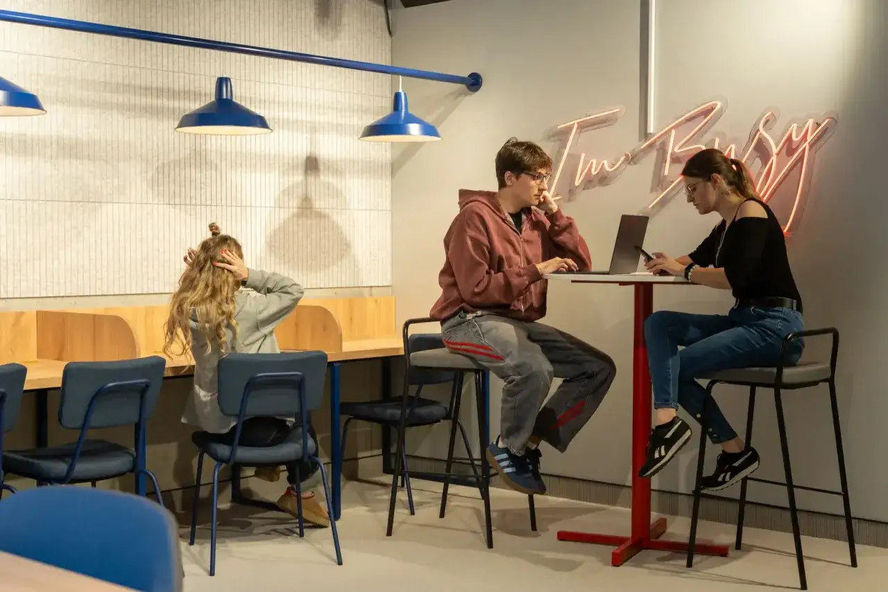Studenci uczący się do egzaminu. Jak się nie stresować przed egzaminem? Wspólna nauka i wsparcie pomagają.