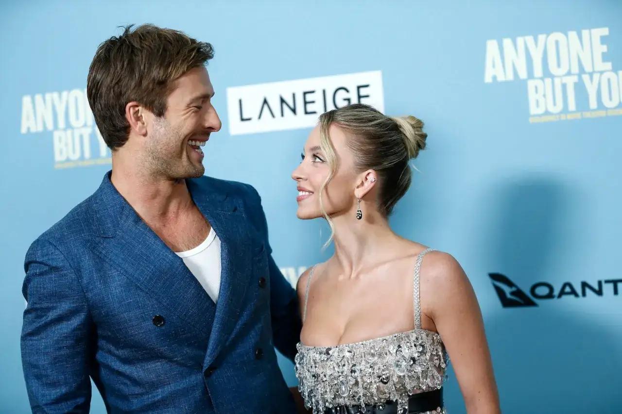 Uśmiechnięci Glen Powell i Sydney Sweeney, czyli główna obsada filmu 