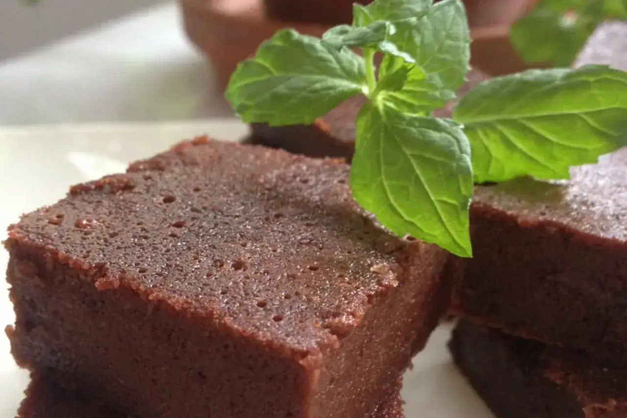 Gâteau chocolat compote, moelleux et intense, garni d'une touche de menthe fraîche. Un délice pour les papilles.