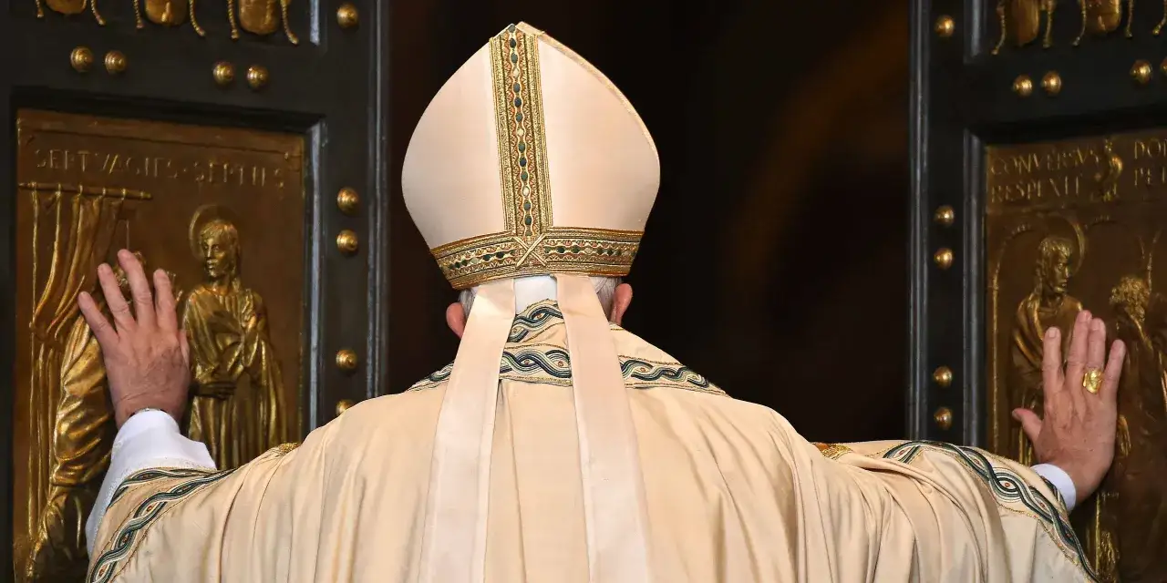 Papst in prachtvoller Kleidung, Mitra und Gewand, berührt eine verzierte Bronzetür.