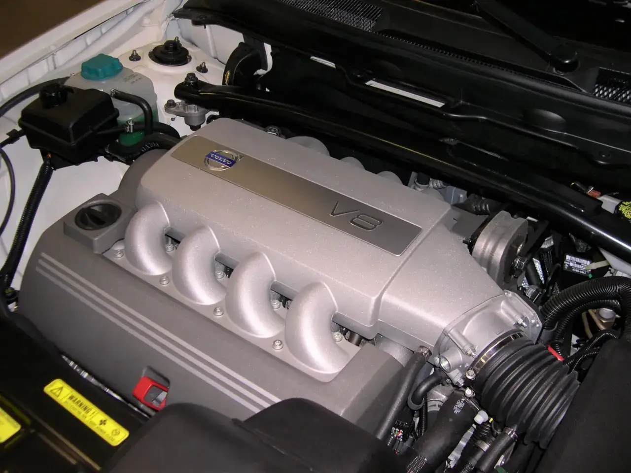 Potężny silnik Volvo 4.4 V8 Yamaha, serce sportowego Volvo.