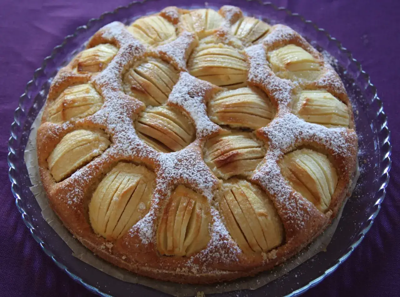 Pyszny jabłecznik z kawałkami jabłek, posypany cukrem pudrem. Idealny do pieczenia w piecu z termoobiegiem.