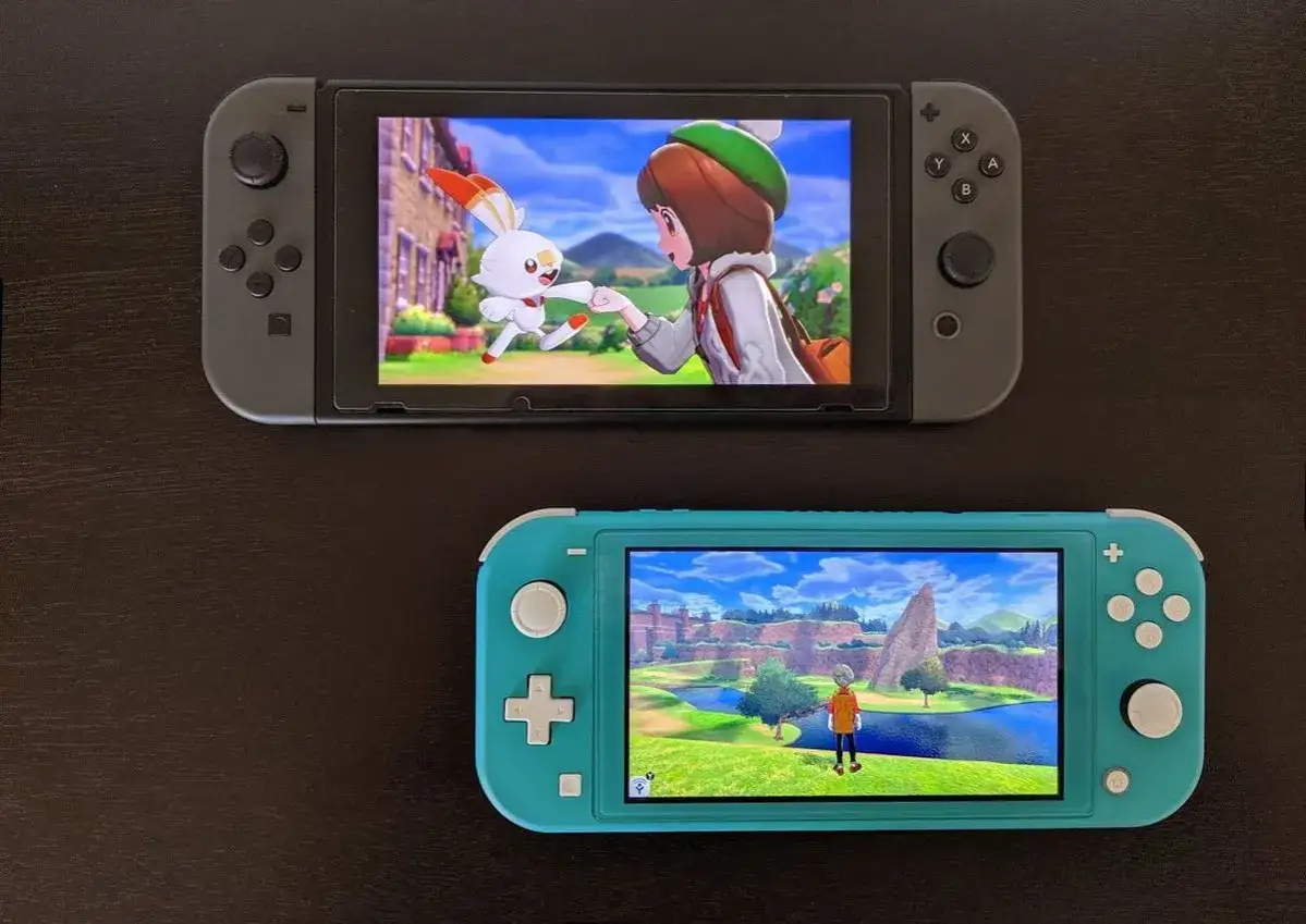 Dos consolas Nintendo Switch, una est&aacute;ndar y una Lite turquesa, muestran escenas de Pok&eacute;mon.