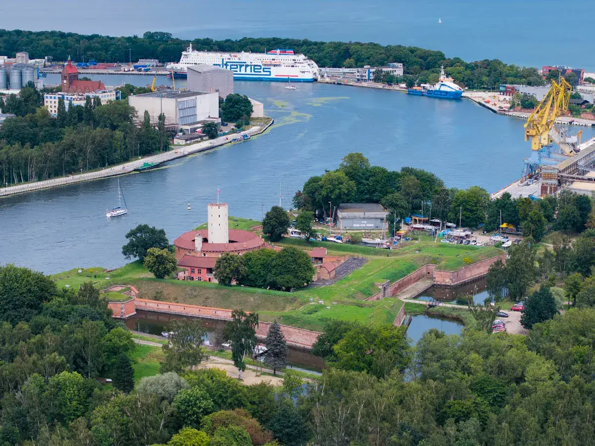 Twierdza Wisłoujście i portowe klimaty &ndash; to warto zobaczyć w Gdańsku. Widok na kanał, promy i stocznię.