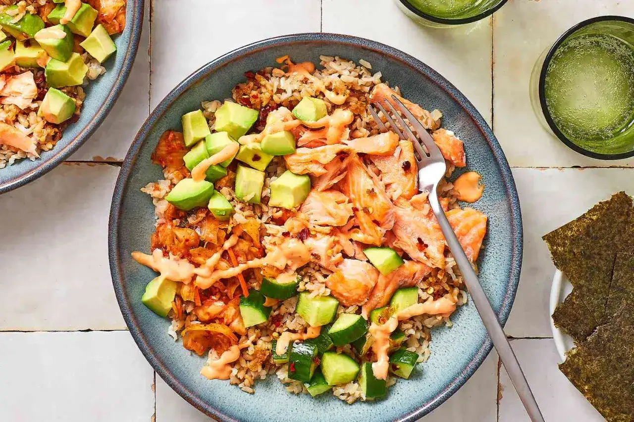 Leckere Bowl zum Mitnehmen Rezepte: Lachs, Reis, Avocado und Gurke mit cremiger Sauce. Perfekt f&uuml;r unterwegs!