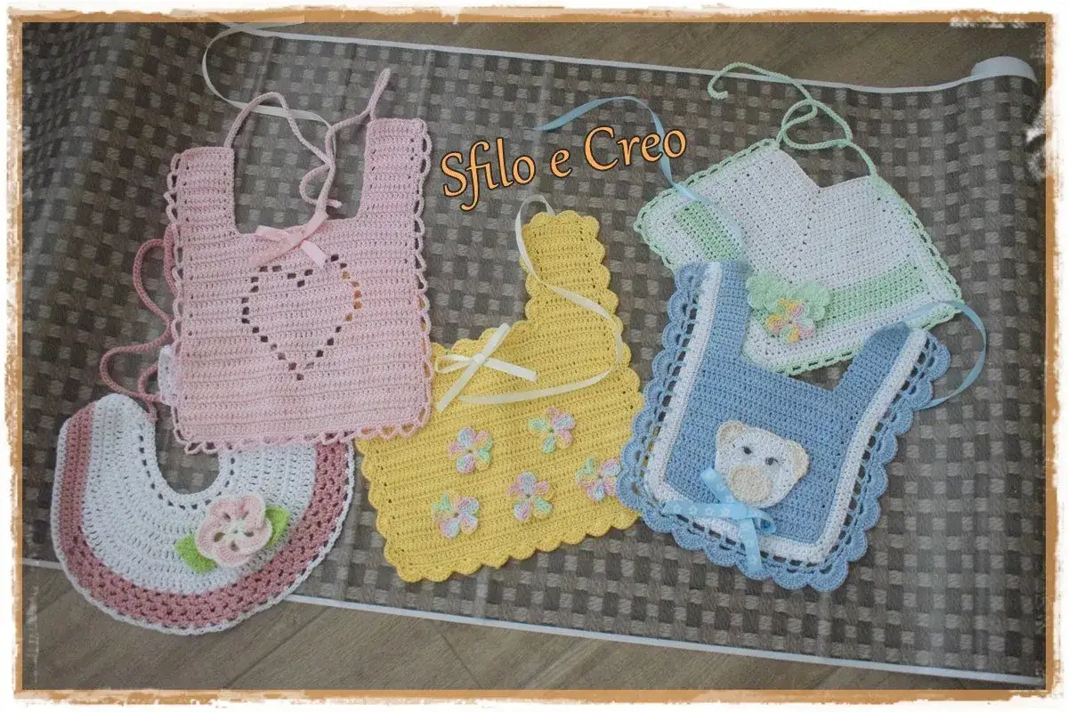 Schema bavaglini bavette uncinetto: rosa con cuore, giallo con fiori, azzurro con orsetto, bianco/rosa e bianco/verde.