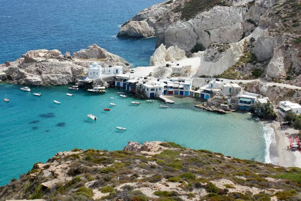 Para oglądająca zachód słońca nad kalderą Santorini