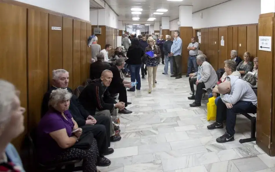kolejka do lekarza, pacjenci czekający, długie kolejki NFZ